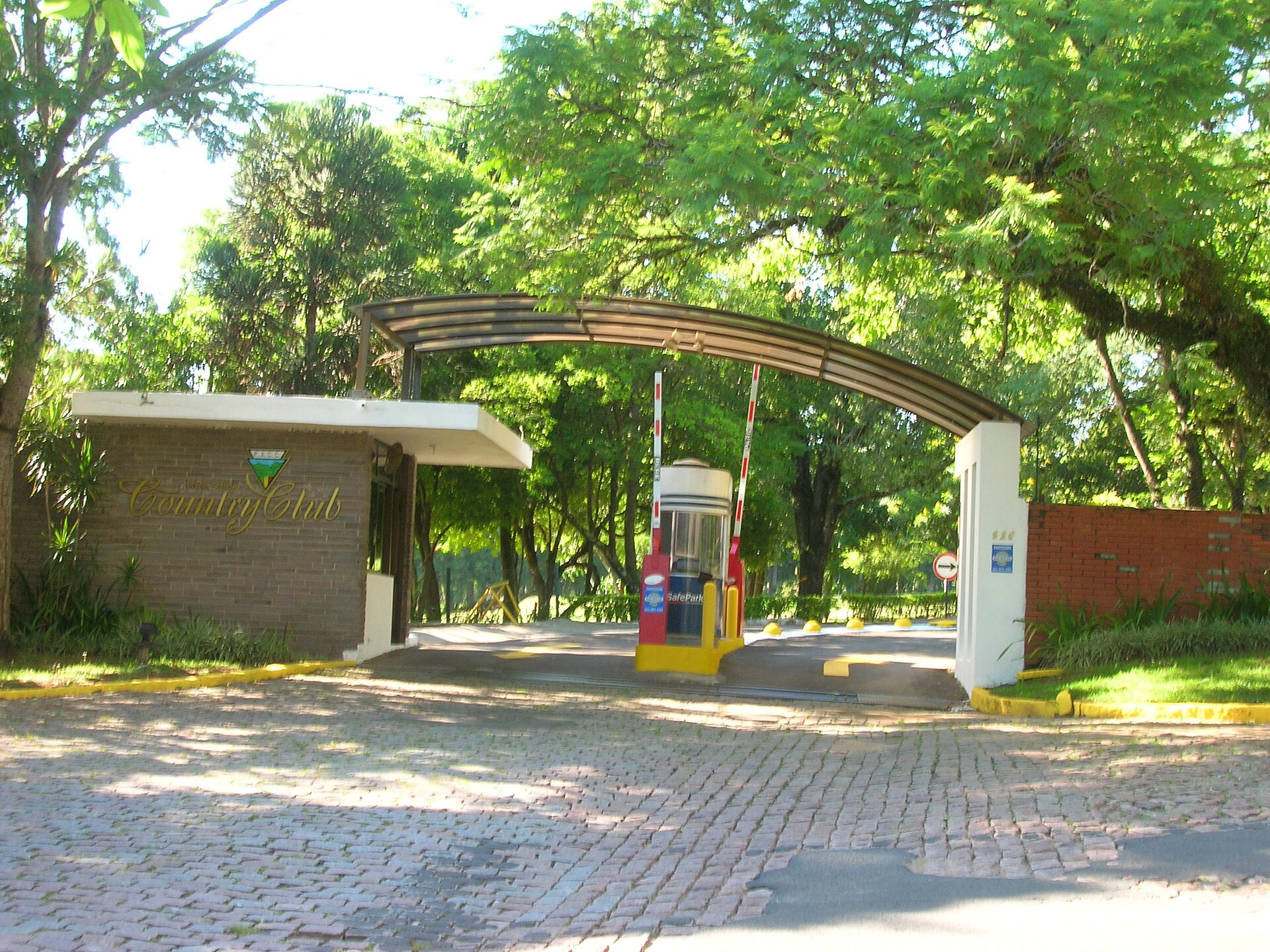 Entrada do Porto Alegre Country Club, no bairro Boa Vista, em Porto Alegre