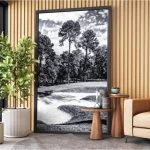 Hall de entrada do Mirante Country Club com painel de madeira e jardim de inverno, no Passo D'Areia, Porto Alegre
