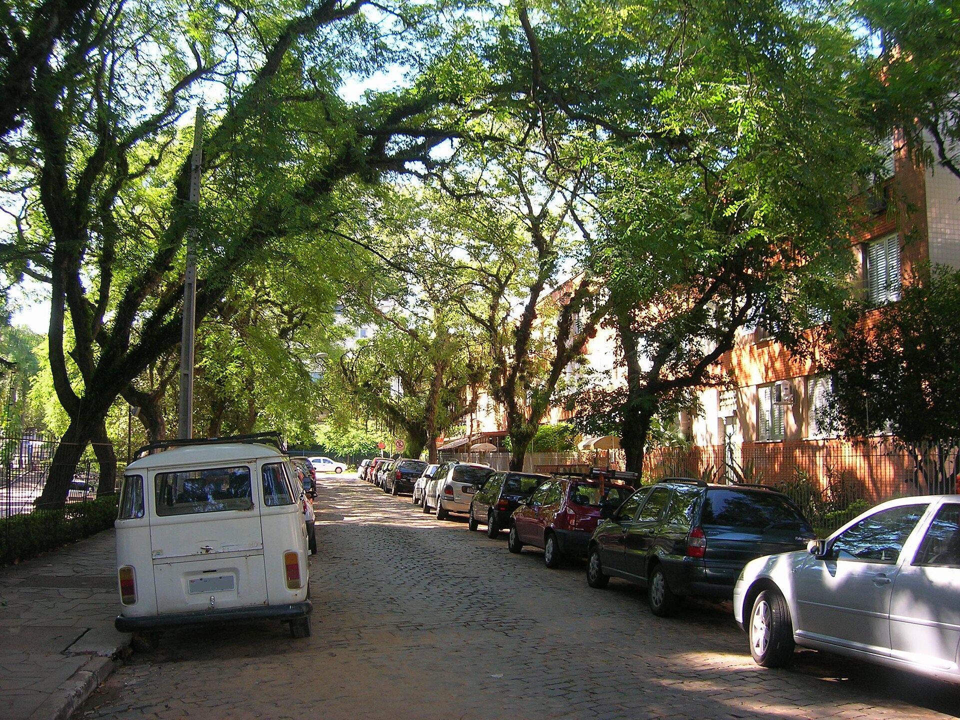 Rua arborizada de paralelepípedo no bairro Boa Vista, região da Avenida João Wallig, em Porto Alegre