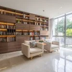 Estar de leitura com biblioteca do Vintage Senior Residence em Petrópolis, Porto Alegre