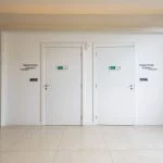 Corredor com sinalização acessível do Vintage Senior Residence em Petrópolis, Porto Alegre