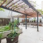 Lounge externo com pergolado do Vintage Senior Residence em Petrópolis, Porto Alegre